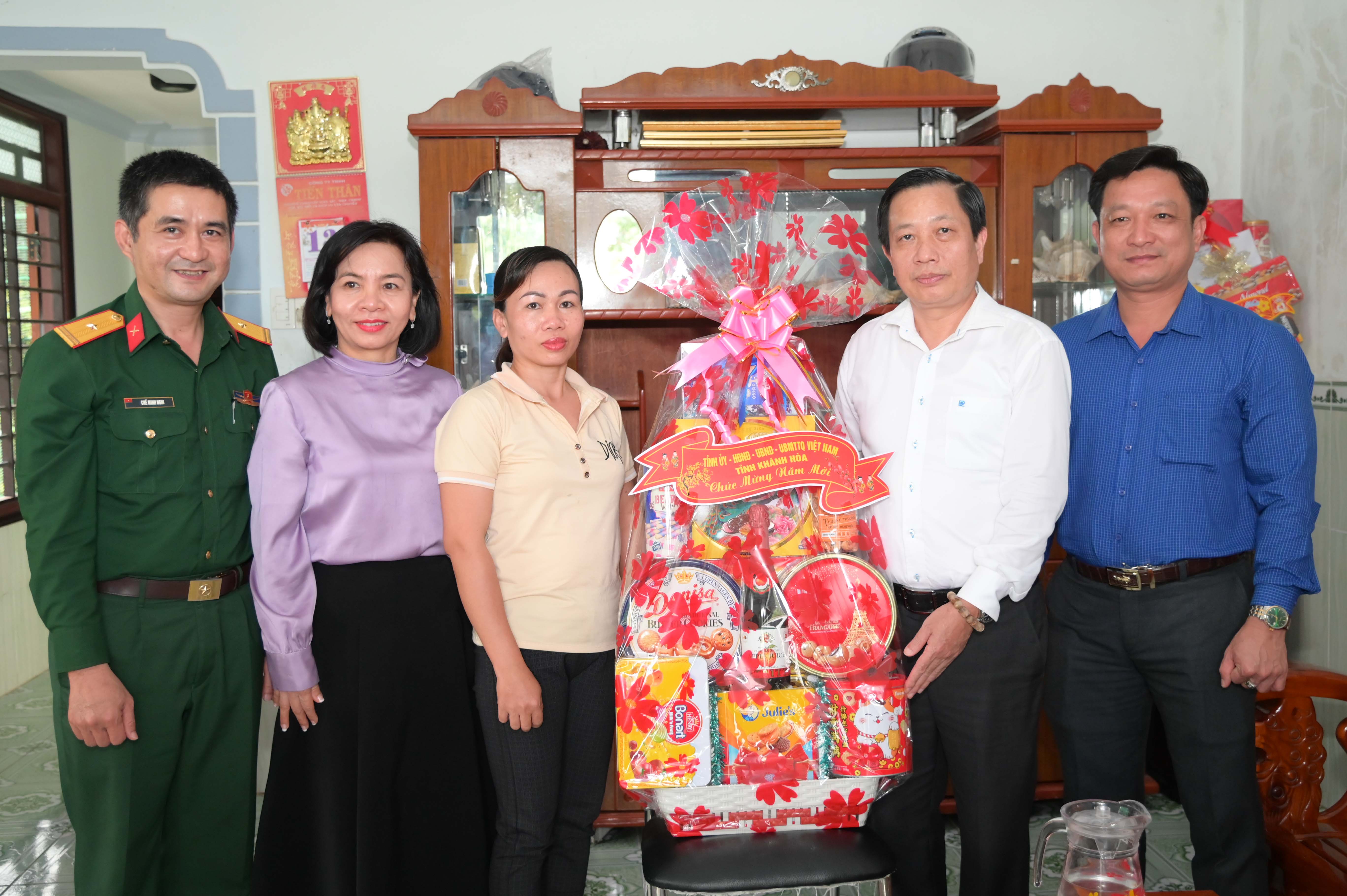 Ông Hà Quốc Trị tặng quà, chúc Tết gia đình Thượng uý chuyên nghiệp Phạm Đức Công