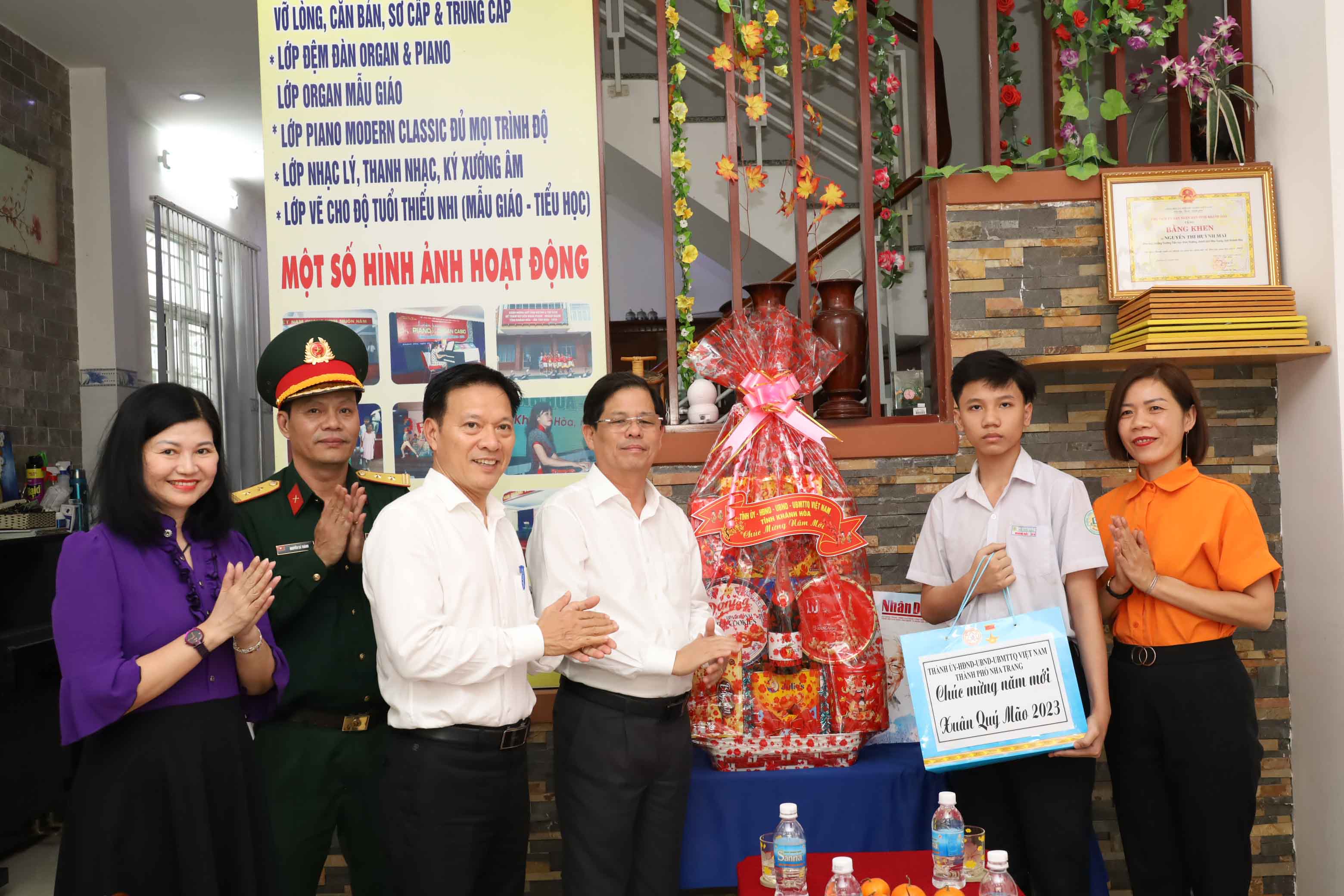 Ông Nguyễn Tấn Tuân thăm và chúc Tết gia đình Thiếu tá quân nhân chuyên nghiệp Nguyễn Đức Thiện.