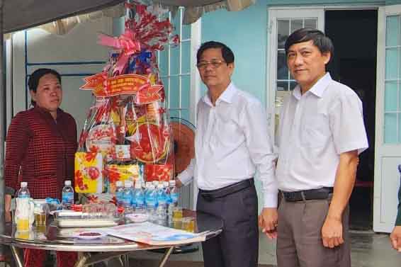 Ông Nguyễn Tấn Tuân thăm và chúc Tết gia đình của binh nhất Nguyễn Hữu Toàn Anh.