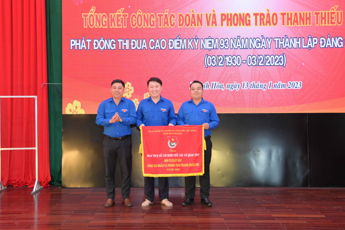 Lãnh đạo Tỉnh đoàn trao cờ thi đua cho Đoàn Khối các cơ quan tỉnh.