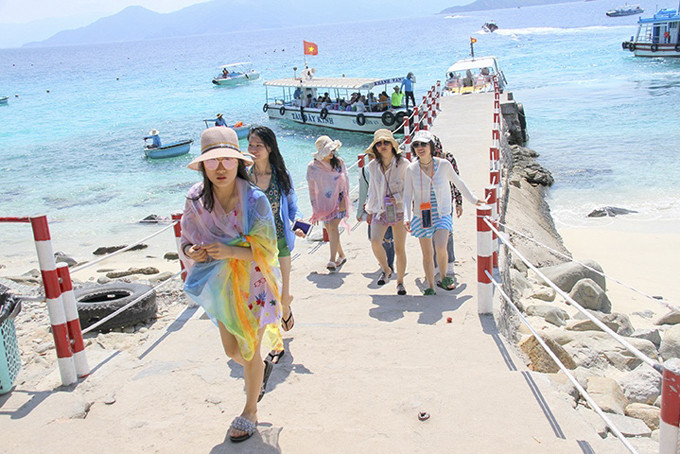 Khách du lịch Trung Quốc tham quan biển, đảo Khánh Hòa trước dịch Covid-19.