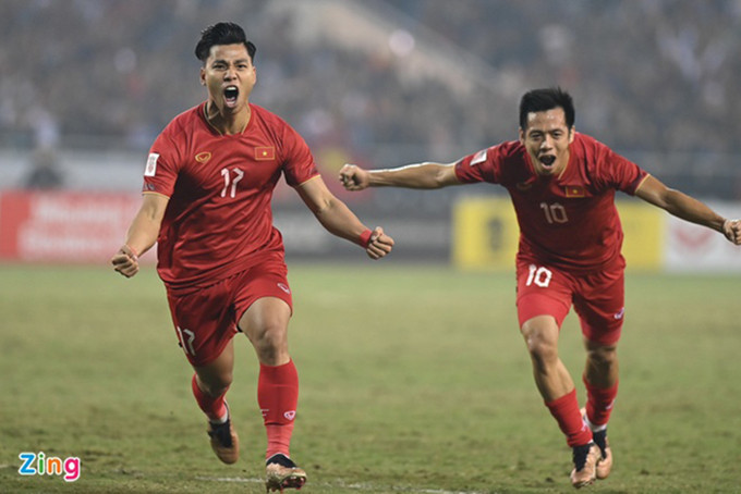 Van Thanh (No.17 jersey) scores a precious goal for Vietnam
