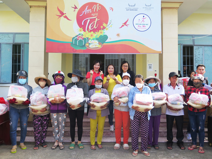 Trao tặng 110 phần quà Tết đến các hộ gia đình khó khăn tại xã Cam Phước Đông