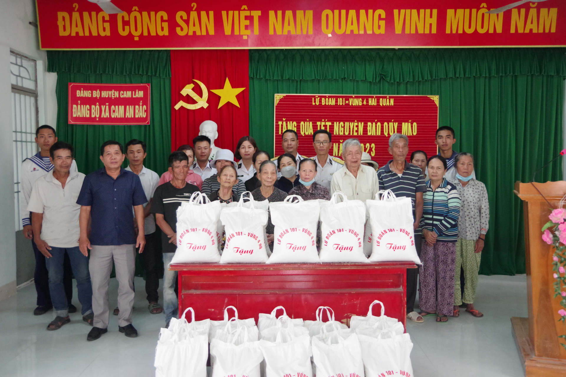 Lữ đoàn 101 trao quà cho các gia đình chính sách xã Cam An Bắc