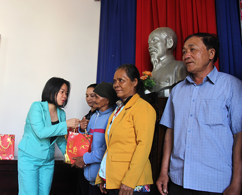 Lãnh đạo Báo Khánh Hòa trao quà cho gia đình người có công tiêu biểu xã Sơn Trung