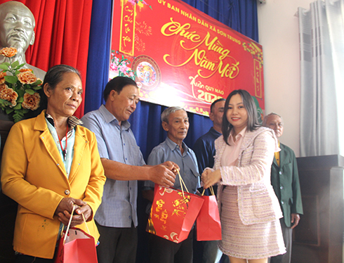 Lãnh đạo Công ty TNHH MTV Thương mại Hải Yến Nha Trang trao quà cho người dân