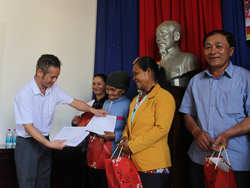 Ông Cao Minh Vỹ - Phó Chủ tịch UBND huyện Khánh Sơn trao quà cho hộ gia đình chính sách tiêu biểu xã Sơn Trung