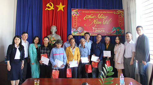 Các gia đình có công với cách mạng tiêu biểu xã Sơn Trung nhận quà Tết từ lãnh đạo các đơn vị.