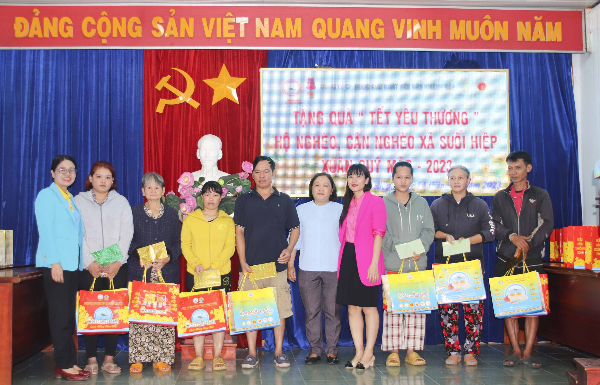 Lãnh đạo Sanvinest Khánh Hòa tặng quà cho người nghèo