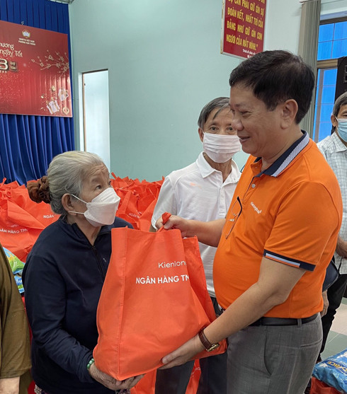 Đại diện Ngân hàng TMCP Kiên Long chi nhánh Khánh Hòa trao quà cho người dân.