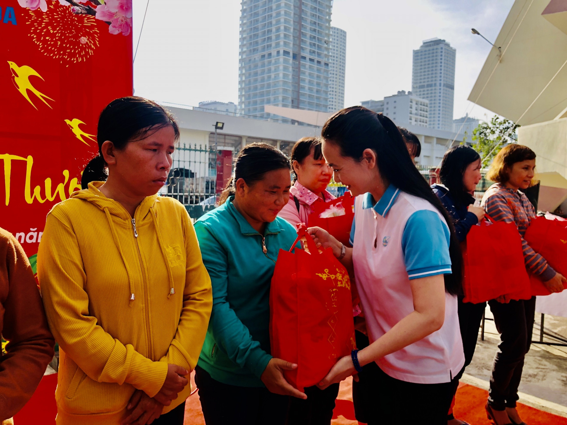 Bà Nguyễn Quỳnh Nga - Chủ tịch Hội LHPN tỉnh Khánh Hòa tặng quà Tết cho hội viên, phụ nữ khó khăn.