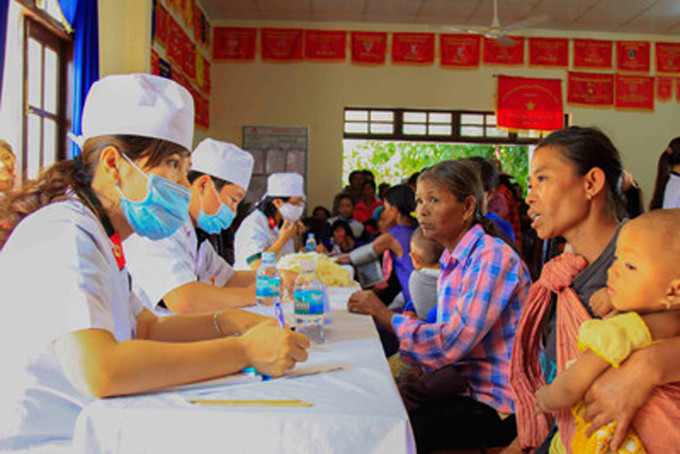 Đội ngũ y, bác sĩ  của Bệnh viện Quân y 87 tư vấn sức khỏe cho  phụ nữ huyện Khánh Sơn.