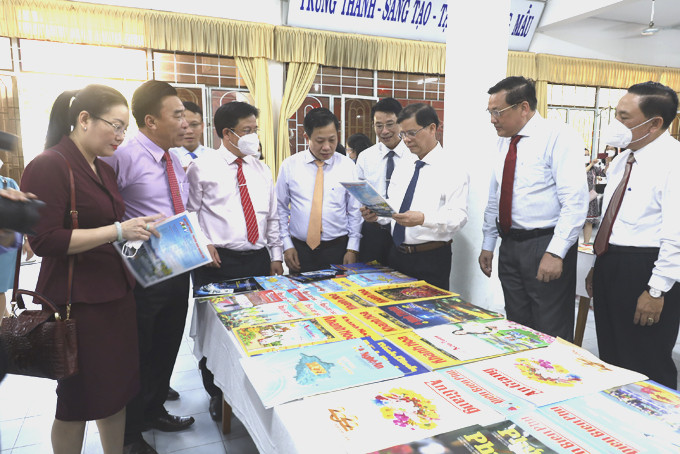 Khanh Hoa’s leadership reading the displayed 2023 spring publications