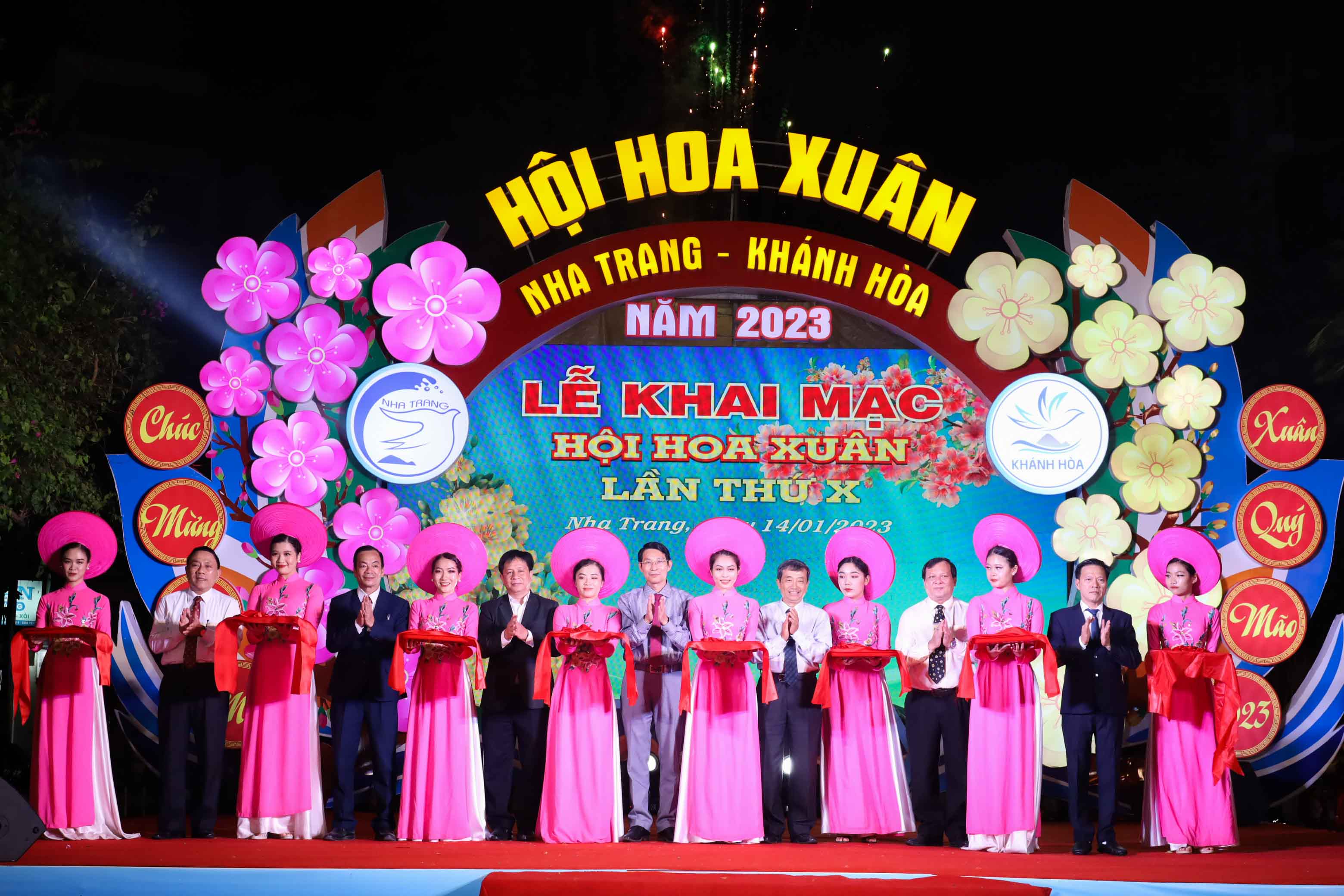Các đại biểu thực hiện nghi thức cắt băng khai mạc Hội hoa Xuân Nha Trang - Khánh Hòa 2023.