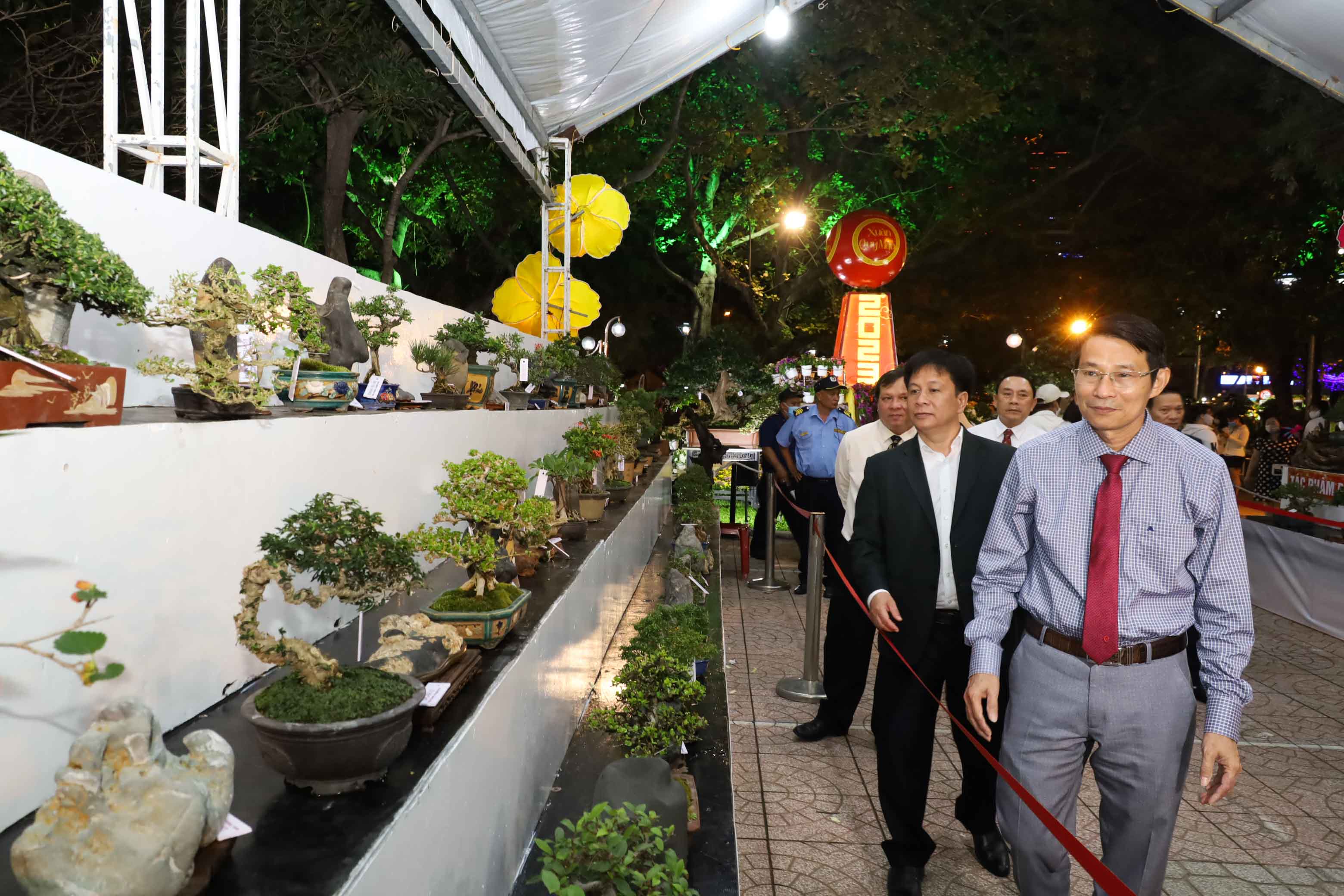 Các đại biểu đi xem các tác phẩm trưng bày tại Hội hoa Xuân Nha Trang - Khánh Hòa 2023.