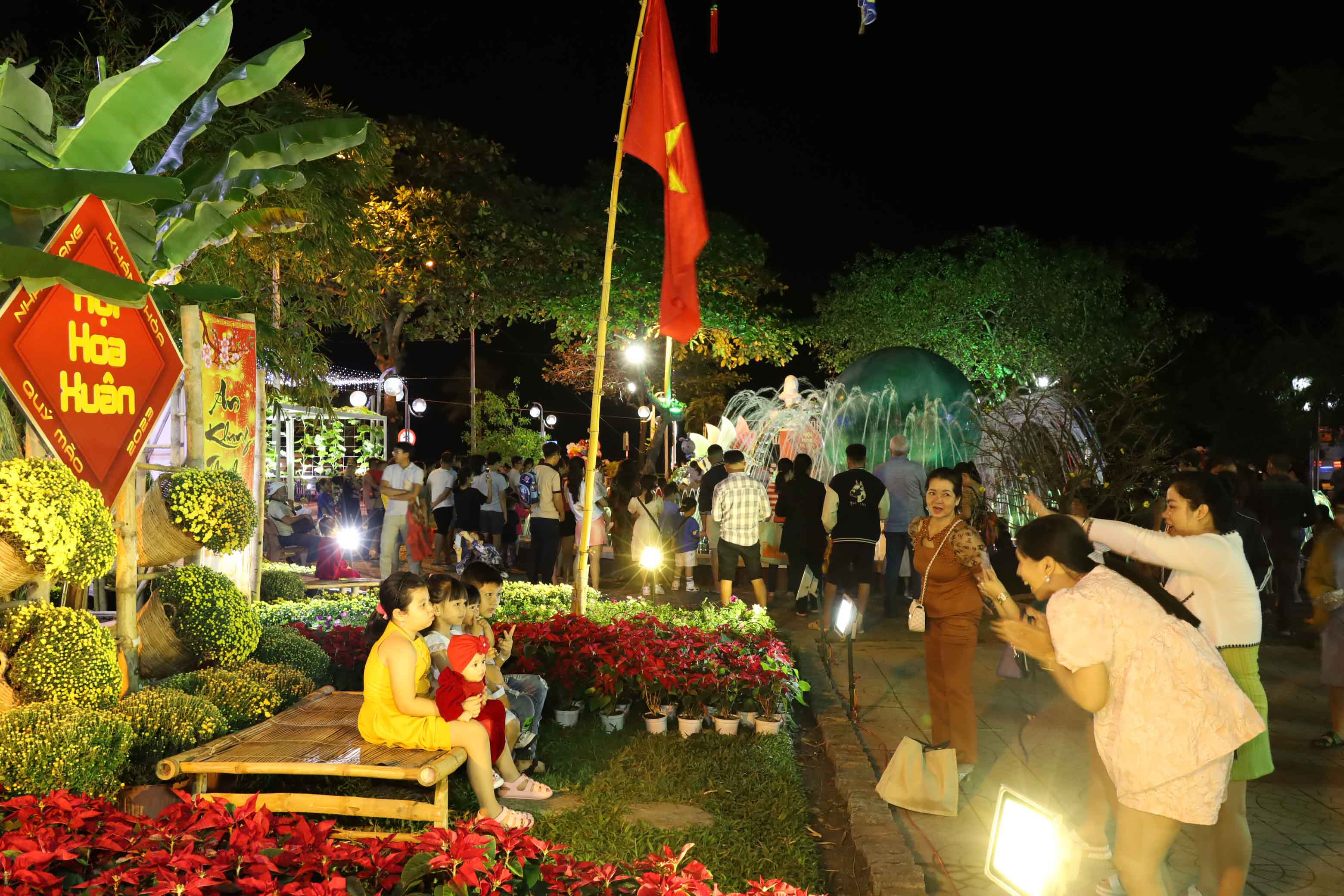 Người dân đến tham quan, chụp hình tại không gian Hội hoa Xuân Nha Trang - Khánh Hòa 2023. 