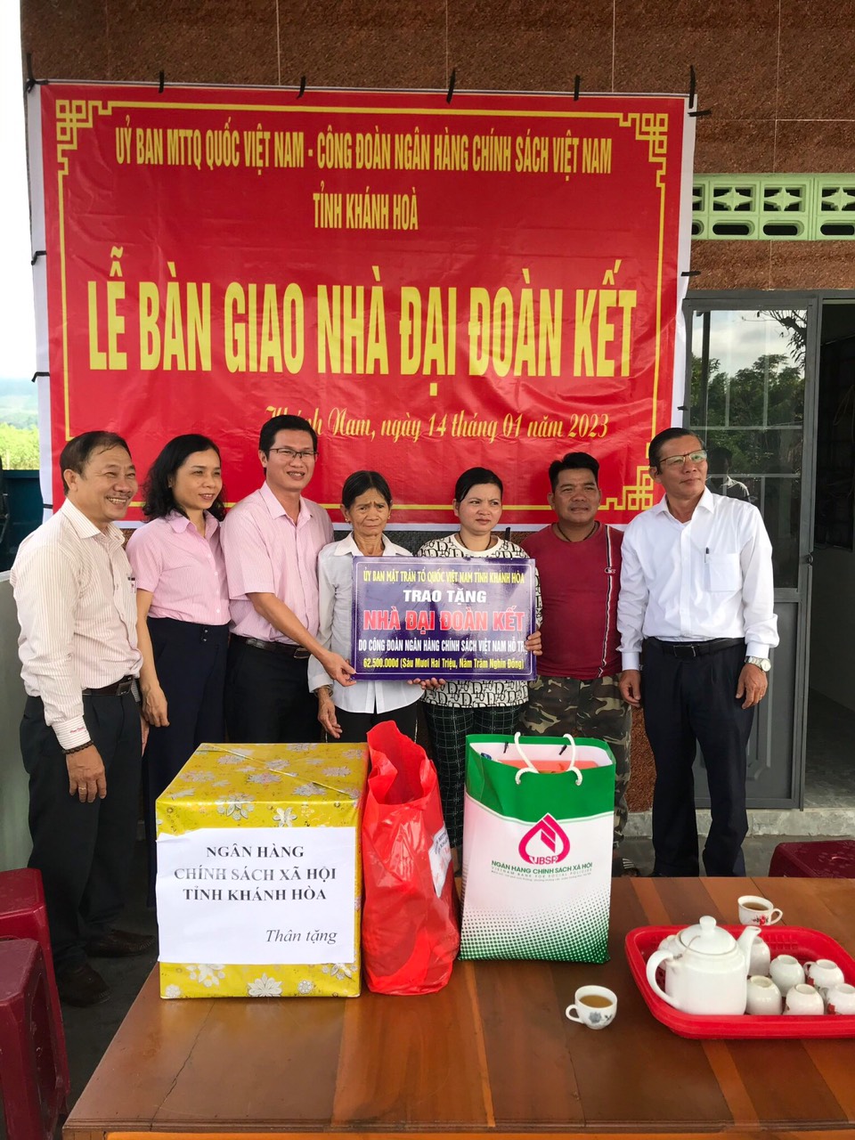 Lãnh đạo UBMTTQVN tỉnh Khánh Hoà và Công đoàn Ngân hàng Chính sách xã hội trao nhà cho người dân huyện Khánh Vĩnh.