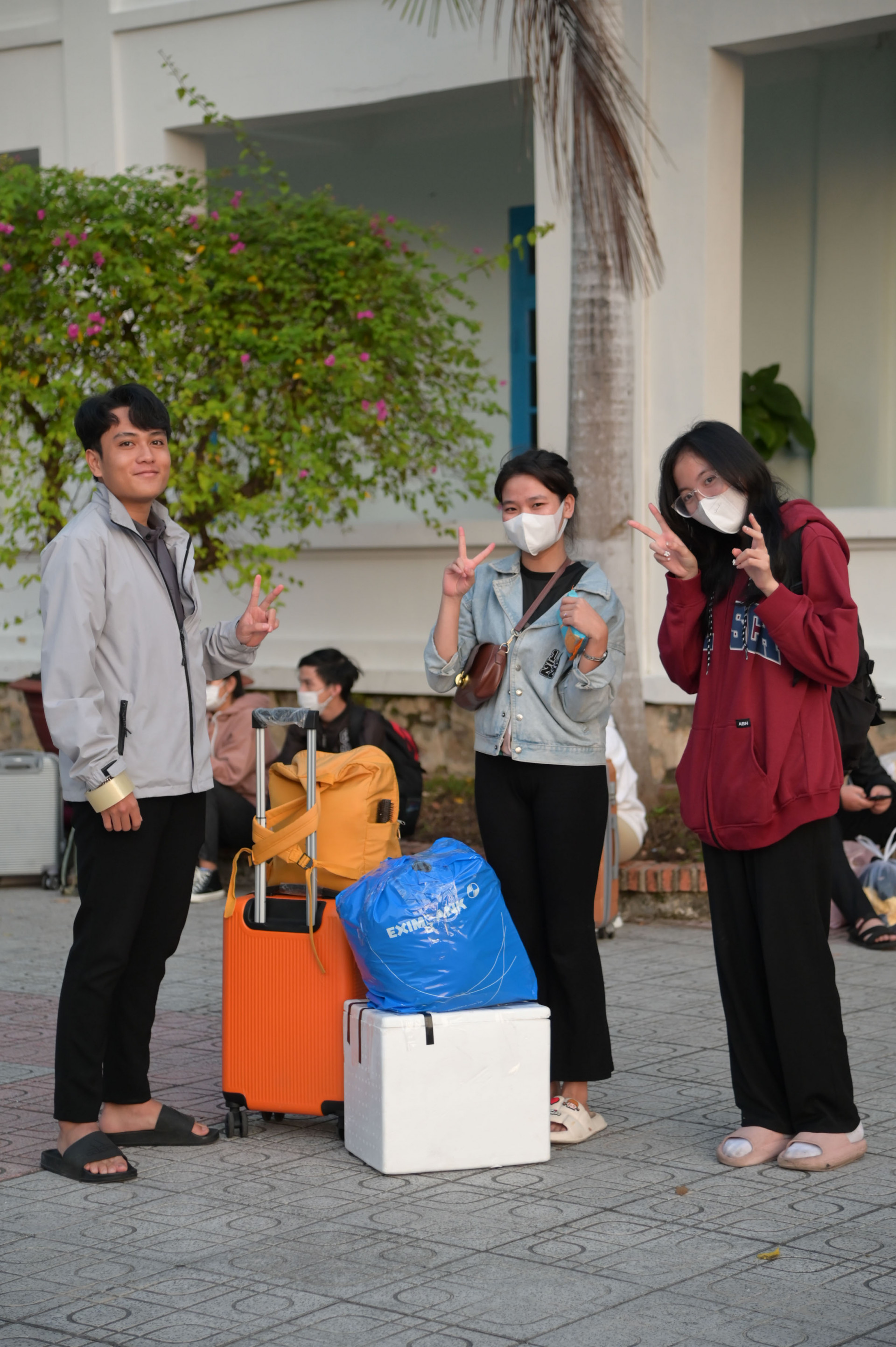 Có mặt từ sớm, sinh viên Nguyễn Hoàng Kim Vi (ở giữa) cùng các bạn không khỏi háo hức chờ đến giờ khởi hành, Vi sẽ lên chuyến xe Xuân yêu thương để về quê nhà Quảng Ngãi