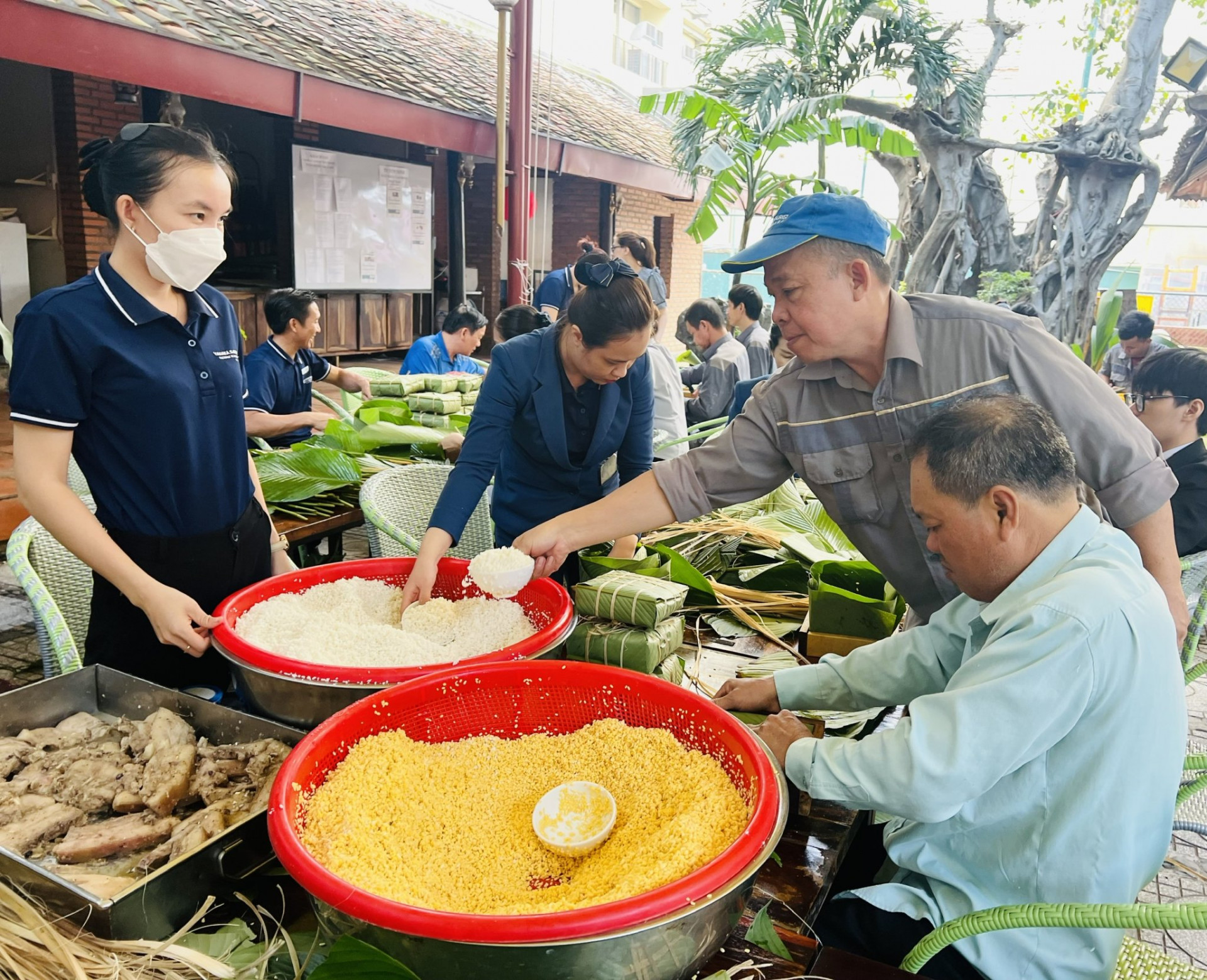 Nhân viên khách sạn Yasaka-Saigon-Nhatrang tham gia gói bánh chưng