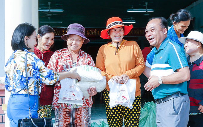 Lãnh đạo Báo Khánh Hòa và nhà tài trợ trao đổi, chúc Tết người dân.