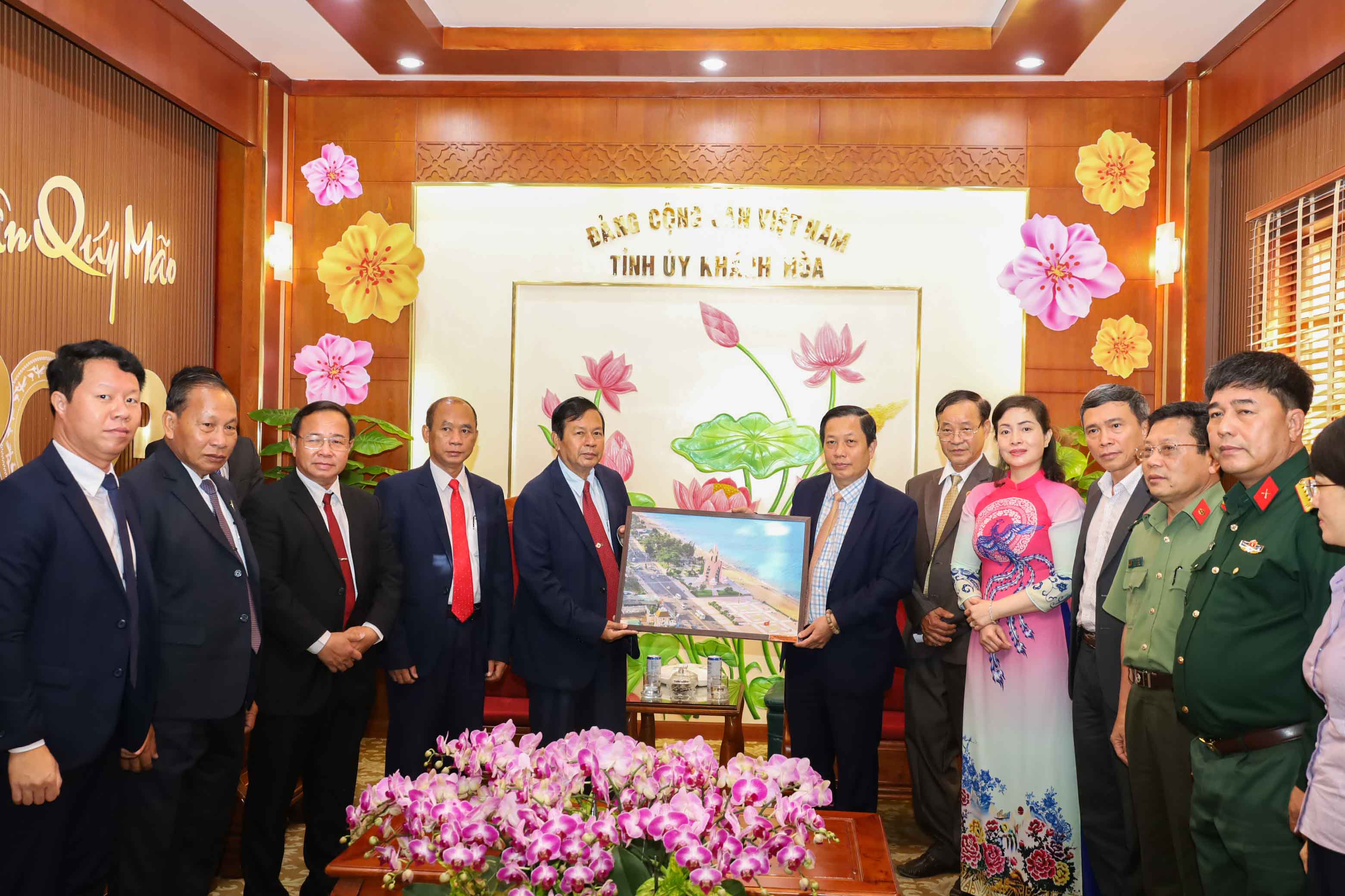 Ông Hà Quốc Trị tặng ông Chheang Lak bức ảnh về phong cảnh TP. Nha Trang. 