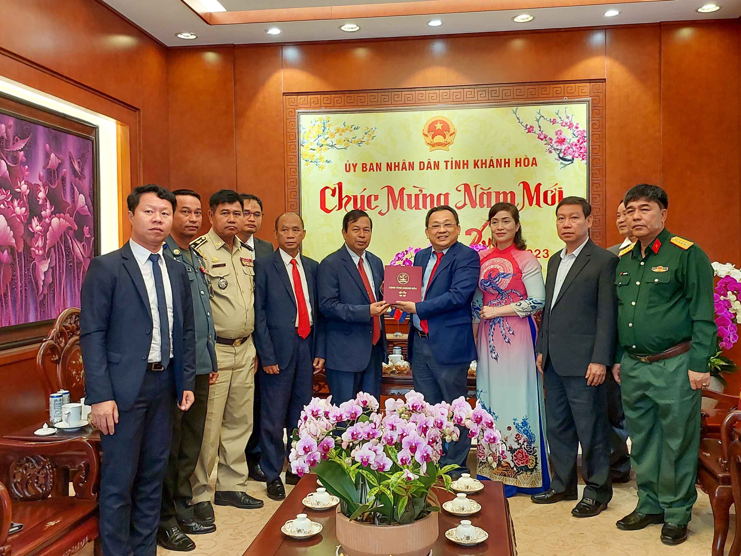 Ông Lê Hữu Hoàng tặng quà lưu niệm ông Chheang Lak. 