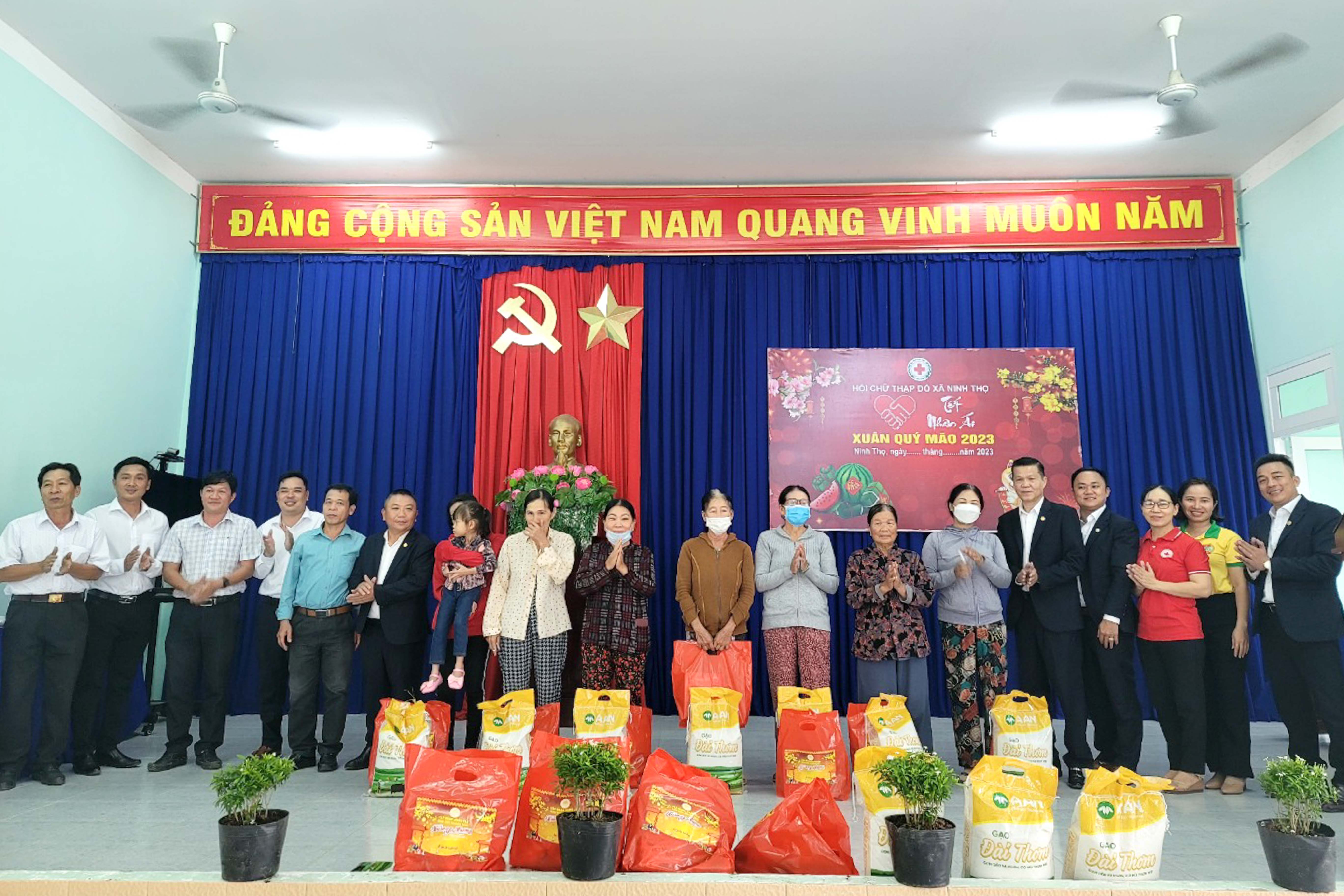 Doanh nghiệp trao quà Tết cho người dân tại xã Ninh Thọ