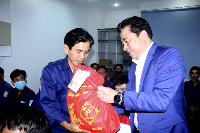 Đồng chí Nguyễn Khắc Toàn - Phó Bí thư Thường trực Tỉnh ủy, Chủ tịch HĐND tỉnh trao quà Tết cho công nhân Công ty Cổ phần Môi trường đô thị Nha Trang.