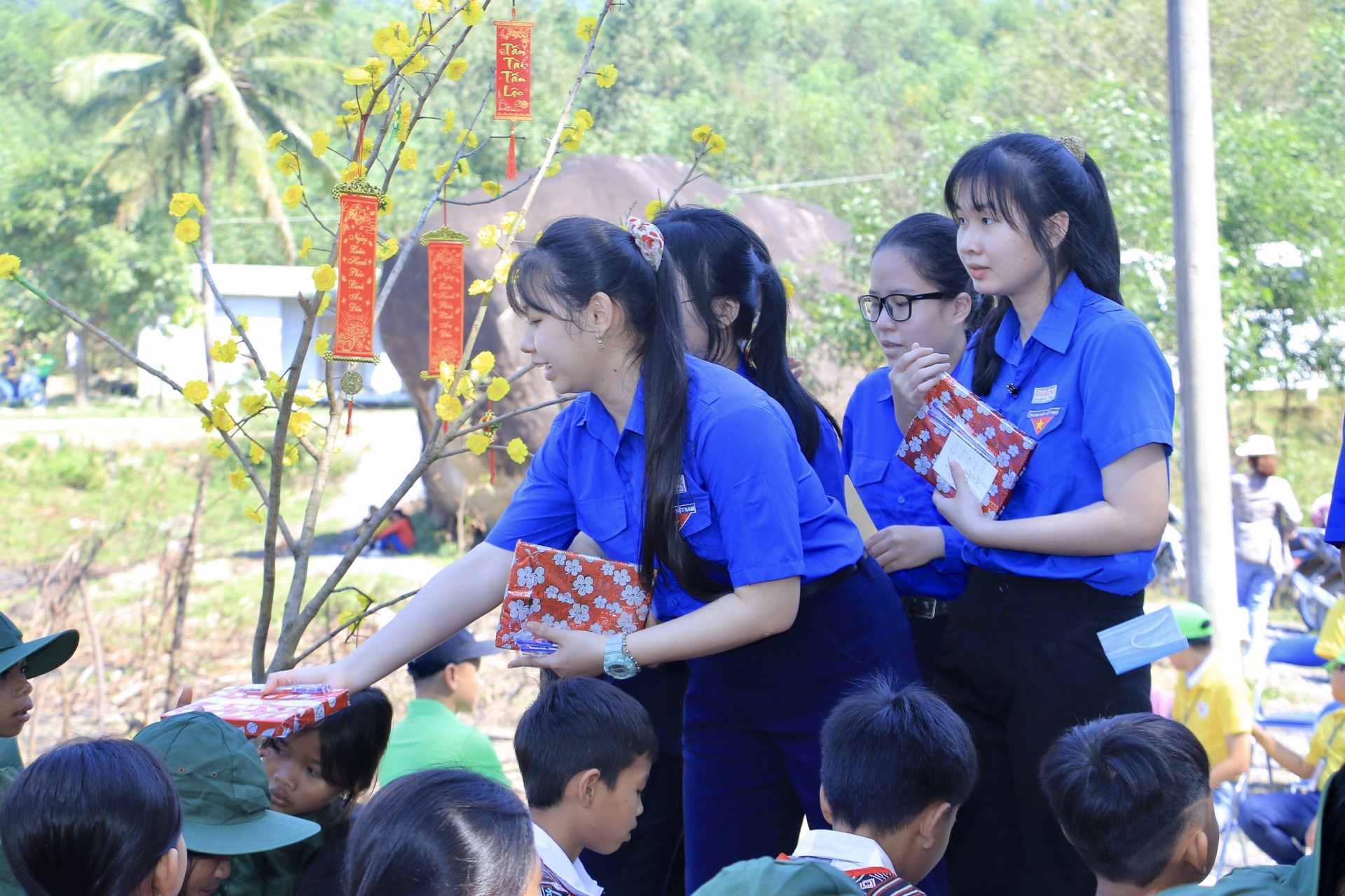 Học sinh trường THPT Hà Huy Tập tặng quà cho các bạn trường THCS Chu Văn An.