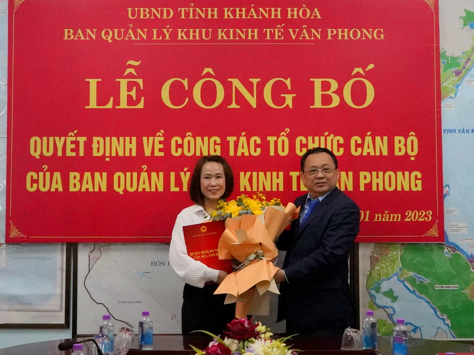 Ông Lê Hữu Hoàng trao quyết định cho bà Vương Thị Lệ Huyền.