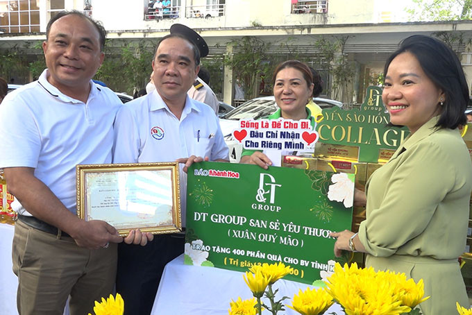 Đồng chí Thái Thị Lệ Hằng - Tổng Biên tập Báo Khánh Hòa và ông Nguyễn Quang Duy - Tổng Giám đốc DT Group trao biểu trưng cho Bệnh viện tỉnh Khánh Hòa.