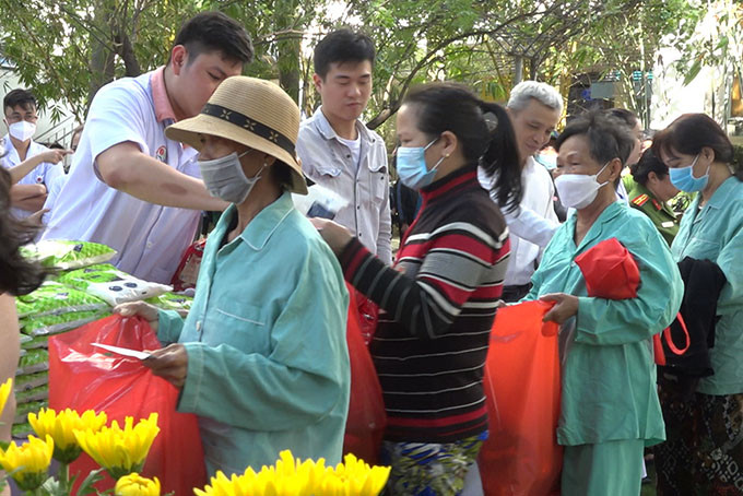 Bệnh nhân mua đồ ở gian hàng không đồng 