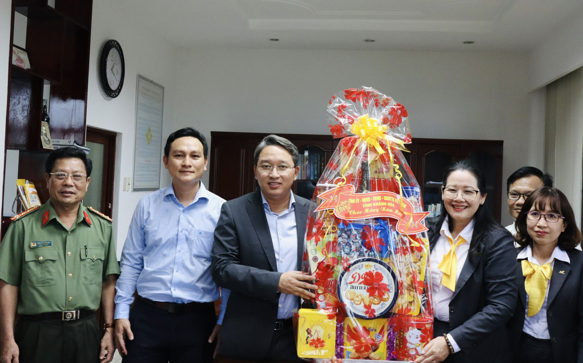 Bí thư Tỉnh ủy Nguyễn Hải Ninh tặng quà chúc Tết cán bộ, nhân viên Bưu điện tỉnh Khánh Hòa