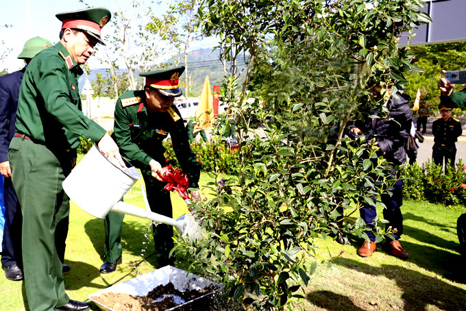 Thiếu tướng Trương Thiên Tô tham gia trồng cây tại bia chiến thắng trận Thiềm Đầu Thủy.