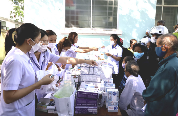 Hội Thầy thuốc trẻ tỉnh phát thuốc miễn phí cho người dân huyện Khánh Sơn.