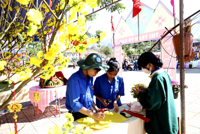 Đoàn viên thị trấn Tô Hạp tham gia trang trí hội trại xuân. 