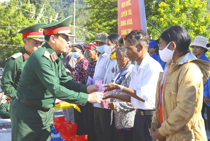 Thiếu tướng Trương Thiên Tô tặng quà cho các đối tượng chính sách của huyện Khánh Sơn.