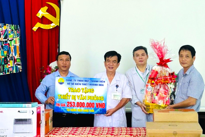 Lãnh đạo Công ty TNHH MTV Xổ số kiến thiết Khánh Hòa tặng quà cho tập thể Bệnh viện Bệnh nhiệt đới tỉnh.