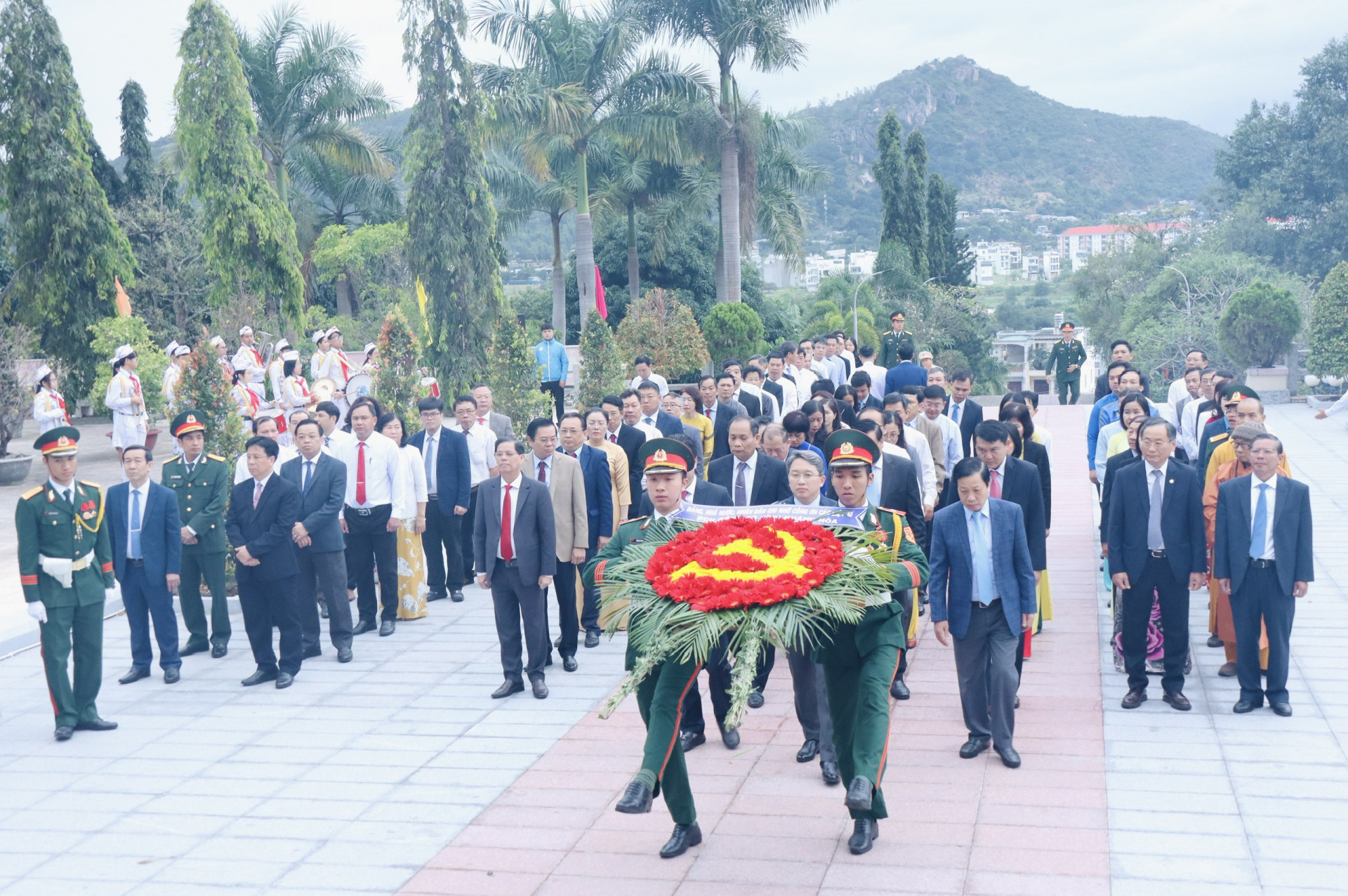 Đoàn đại biểu Ban Chấp hành Đảng bộ tỉnh Khánh Hòa đặt vòng hoa tại Nghĩa trang liệt sĩ Hòn Dung.