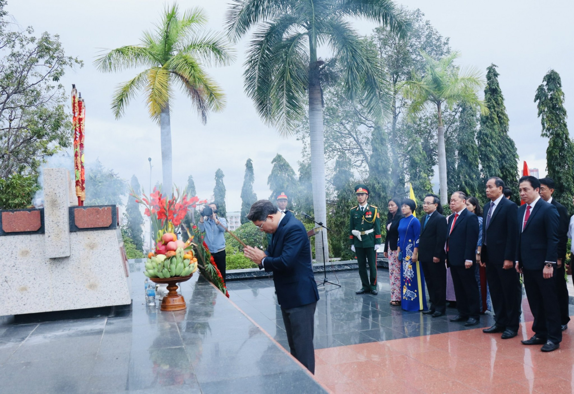 Bí thư Tỉnh ủy Nguyễn Hải Ninh dâng hương tại Đài liệt sĩ Nghĩa trang liệt sĩ Hòn Dung