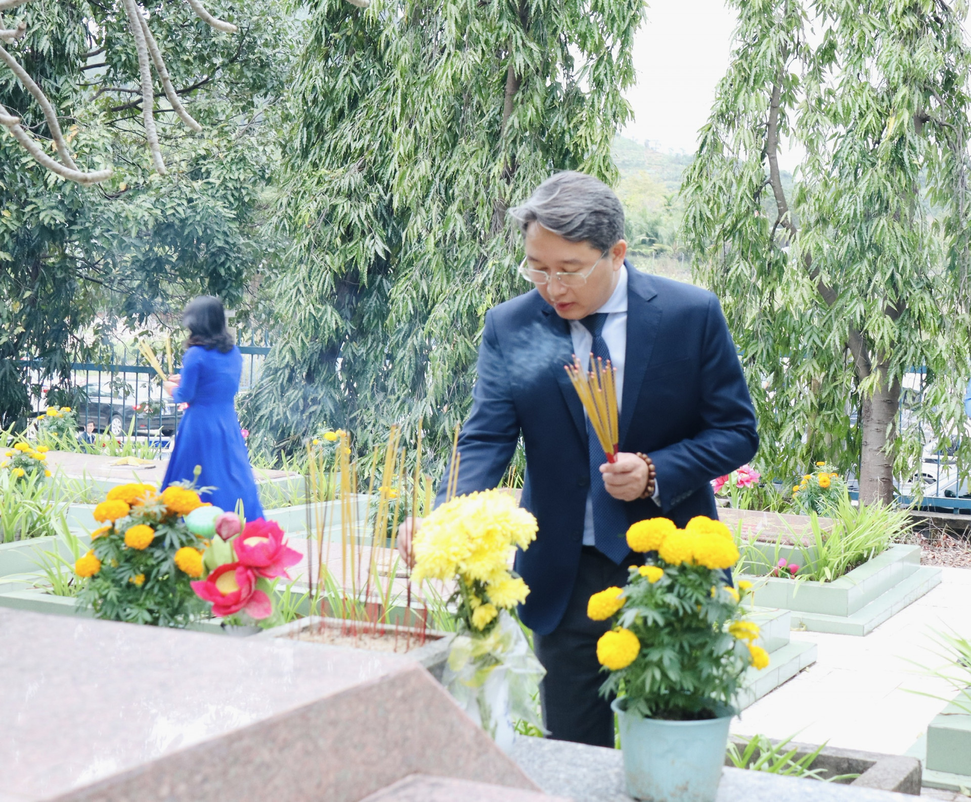 Bí thư Tỉnh ủy Nguyễn Hải Ninh thắp hương tại mộ liệt sĩ