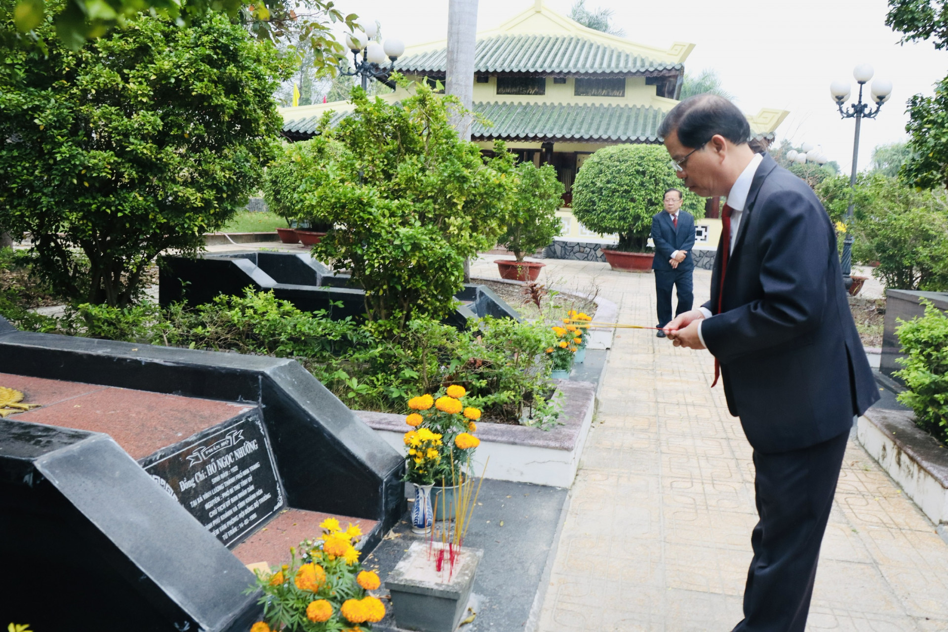 Chủ tịch Nguyễn Tấn Tuân thắp hương trước mộ phần của các lãnh đạo tỉnh đã từ trần