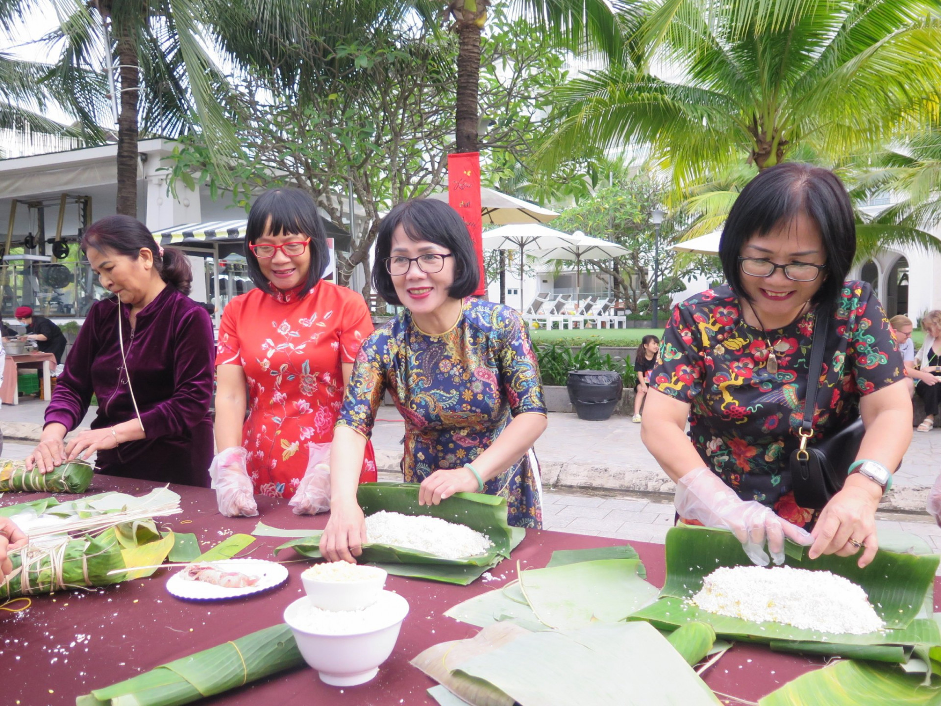 Nha Trang people wear Ao dai joining “banh tet” making program