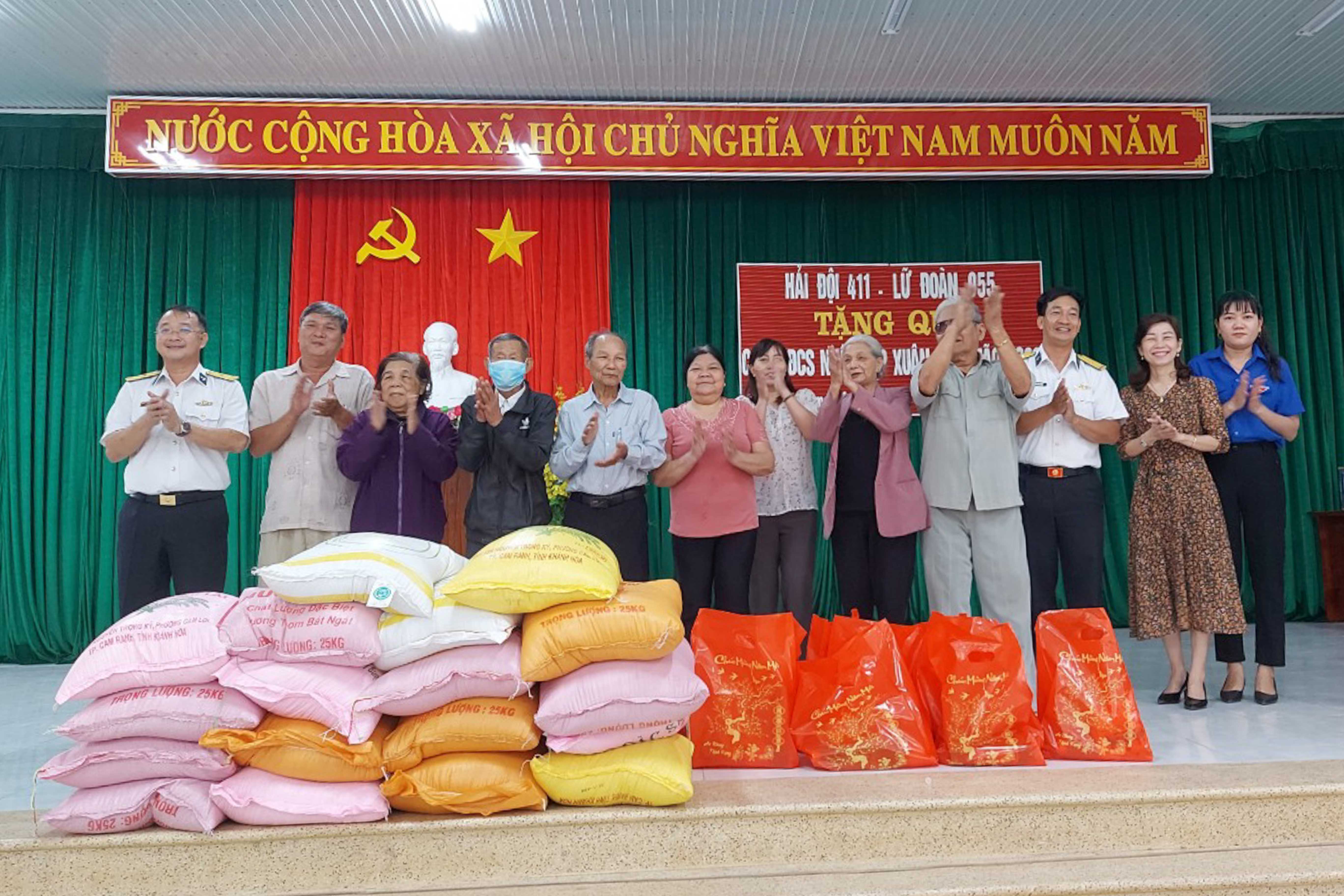 Thủ trưởng đơn vị trao quà cho người dân 