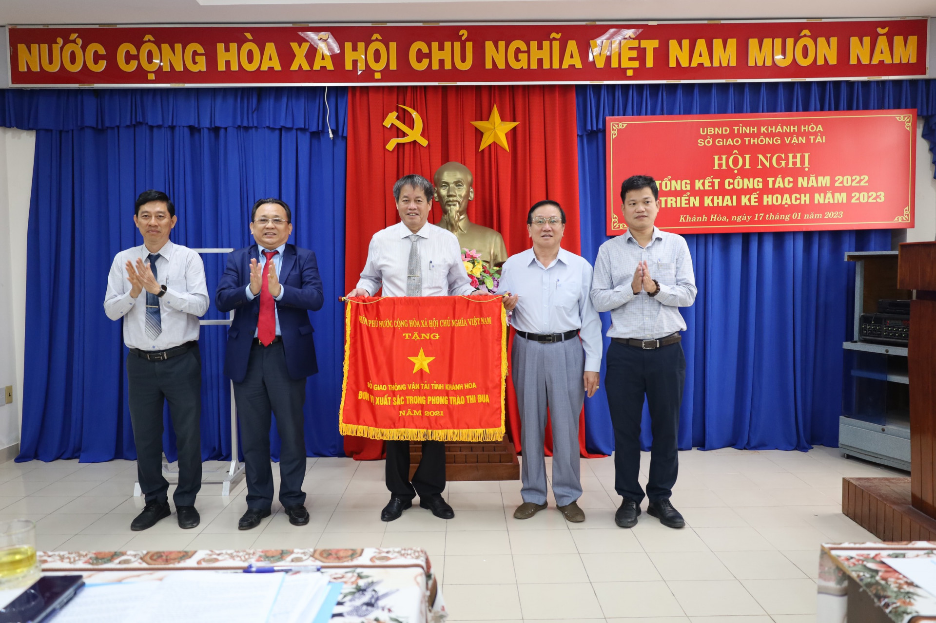 Thừa ủy quyền của Thủ tướng Chính phủ, ông Lê Hữu Hoàng trao cờ thi đua của Chính phủ cho Sở Giao thông vận tải.