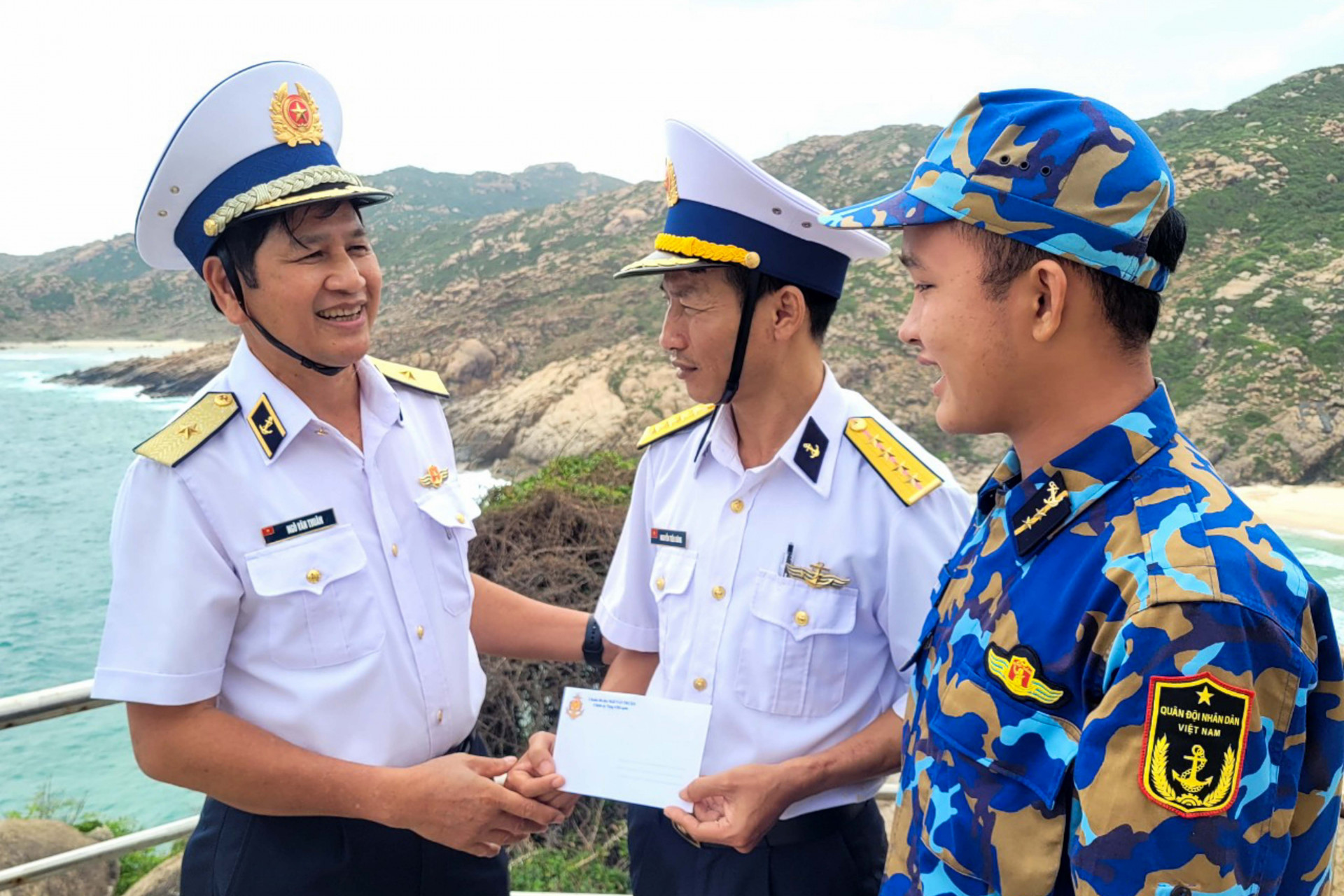 Chính uỷ Vùng 4 Hải quân kiểm tra, động viên cán bộ, chiến sĩ Trạm Quan sát Cam Linh