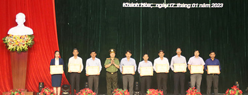 Đại tá Nguyễn Thanh Bình - Phó cục trưởng Cục xây dựng phong trào bảo vệ an ninh Tổ quốc - Bộ Công an trao bằng khen cho các tập thể xuất sắc