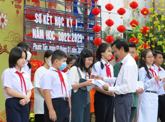 Thầy Võ Tấn Hoàng - Hiệu trưởng nhà trường khen thưởng cho các tập thể lớp. 