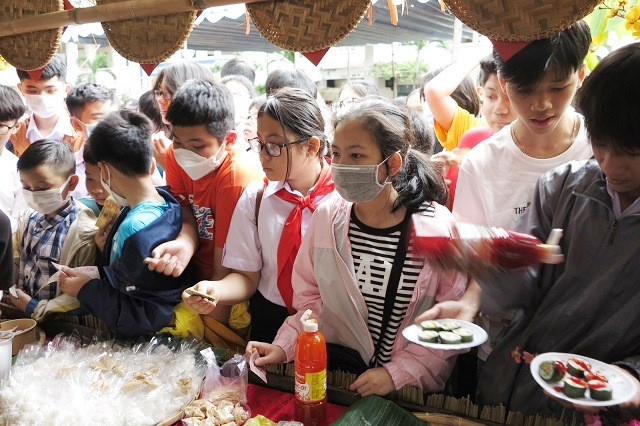 Các học sinh hào hứng với hội chợ xuân. 