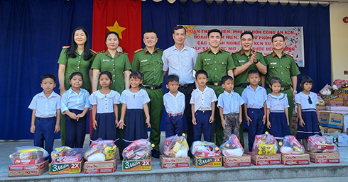 Đại diện các đơn vị trao quà Tết cho các em học sinh có hoàn cảnh khó khăn đang theo học tại Trường Tiểu học Khánh Hòa - JeJu